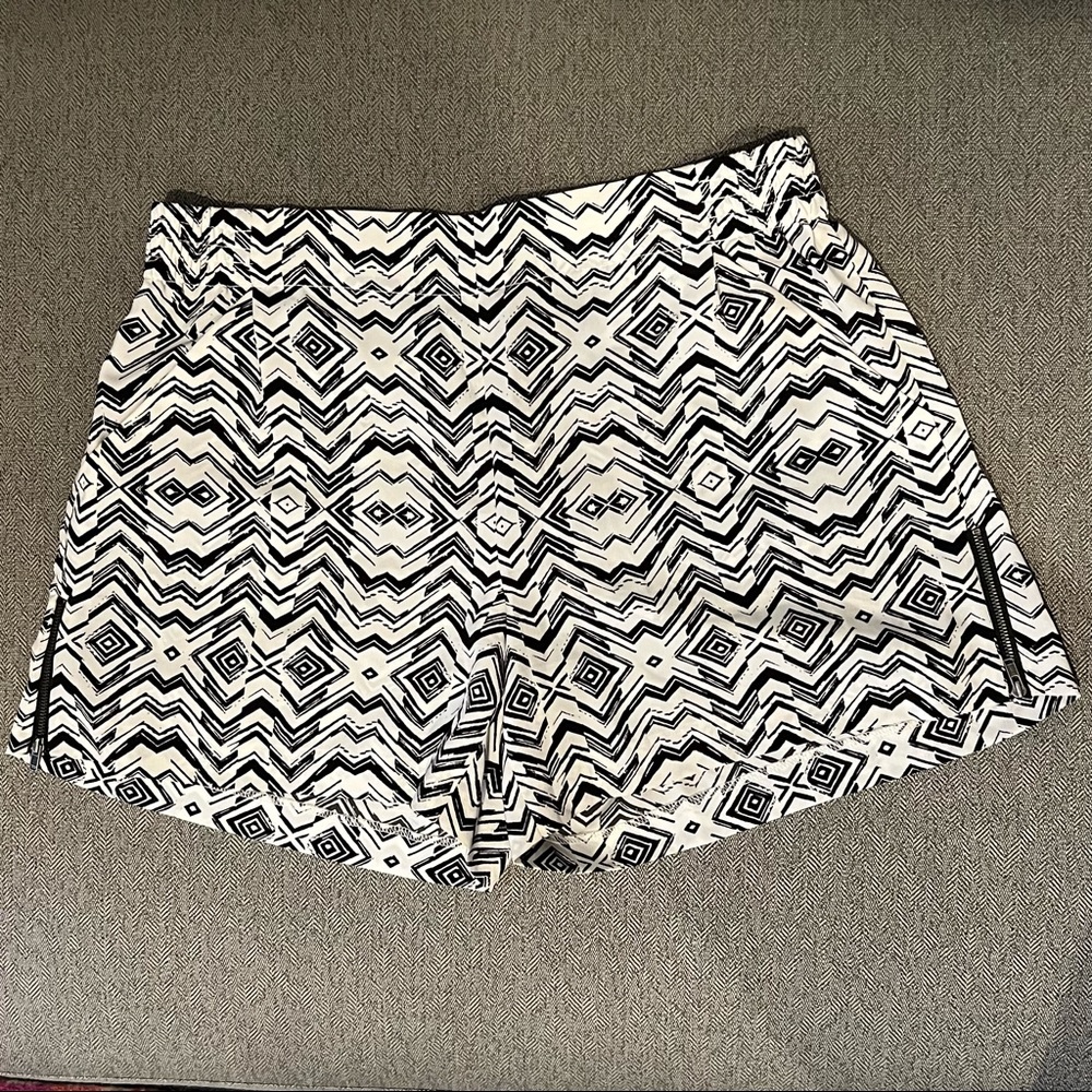 Forenza Black and White Pattern Shorts, M
